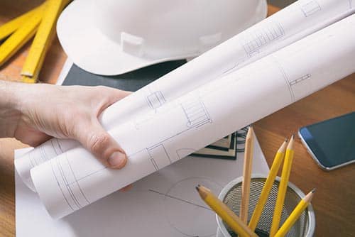 architecte paysagiste qui tiens un plan