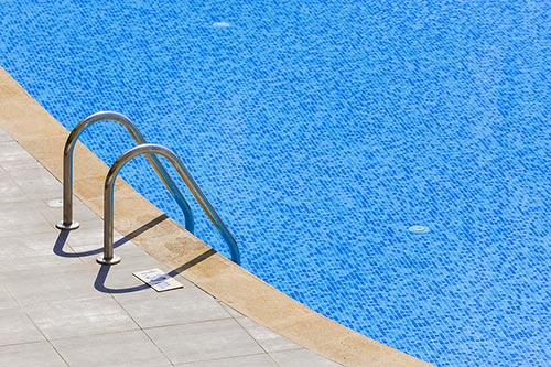 contour de piscine creusée en béton